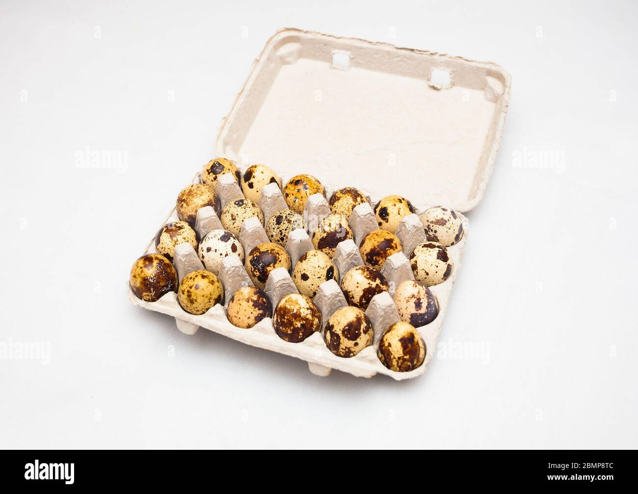 boîte de caille oeufs coffrage isolé sur blanc. nourriture saine Banque D'Images