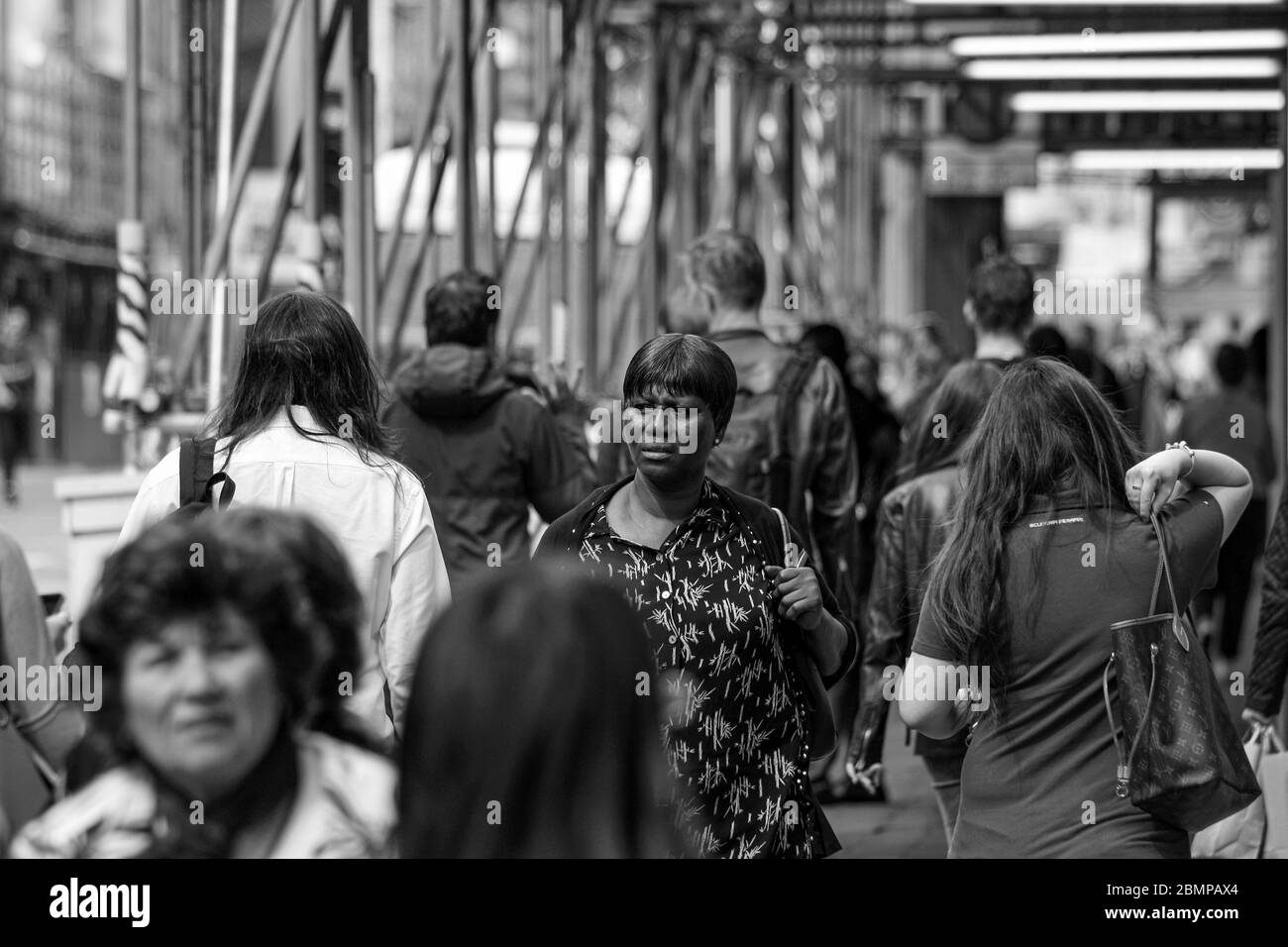 Femme d'âge moyen dans la foule à Londres, Angleterre Banque D'Images Femme d'âge moyen dans la foule à Londres, Angleterre Banque D'Images
