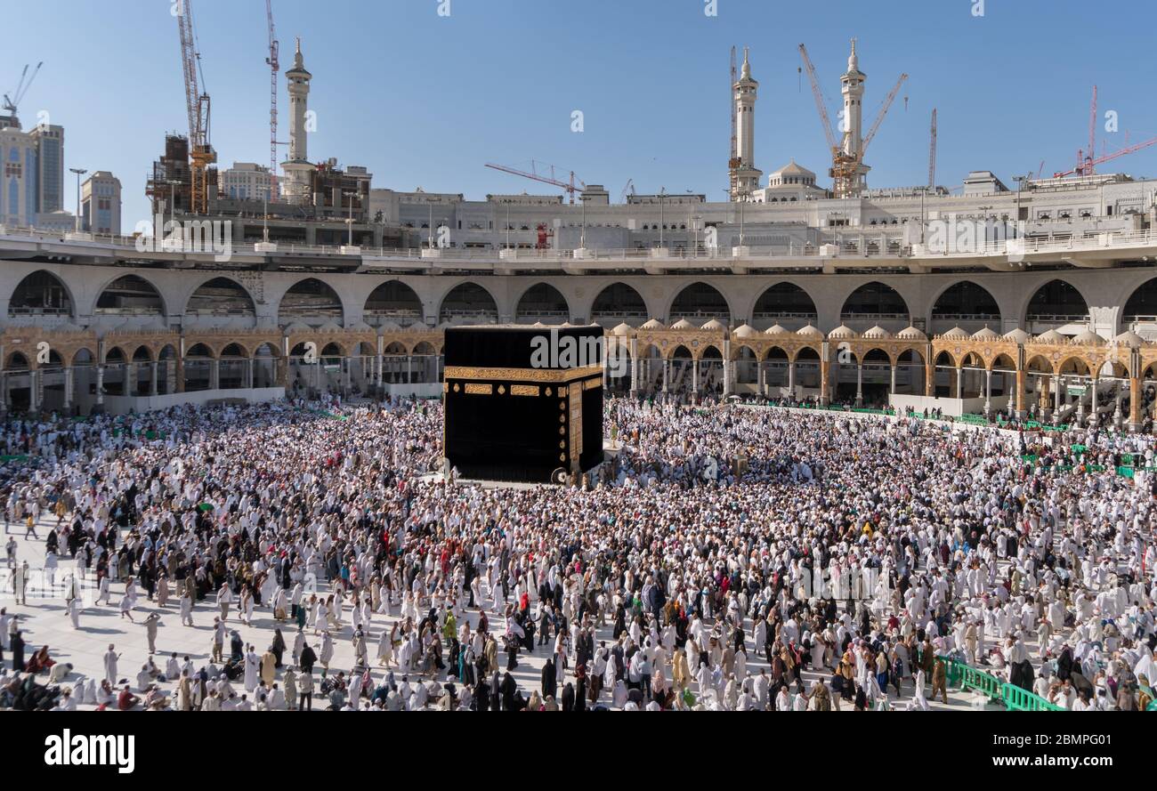 LA MECQUE ARABIE SAOUDITE FÉVRIER 4: Pèlerins musulmans du monde entier tournant autour de la Kaaba le 4 2015 février à la Mecque Arabie Saoudite. Musulman Banque D'Images