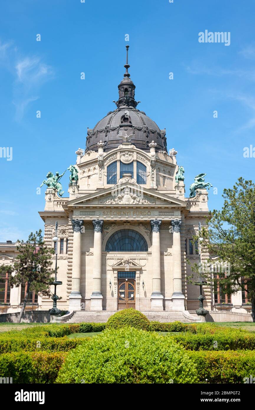 BUDAPEST, HONGRIE - 06 MAI 2020: Vue extérieure des thermes de Szechenyi le célèbre complexe thermal avec piscines d'eau chaude. Banque D'Images