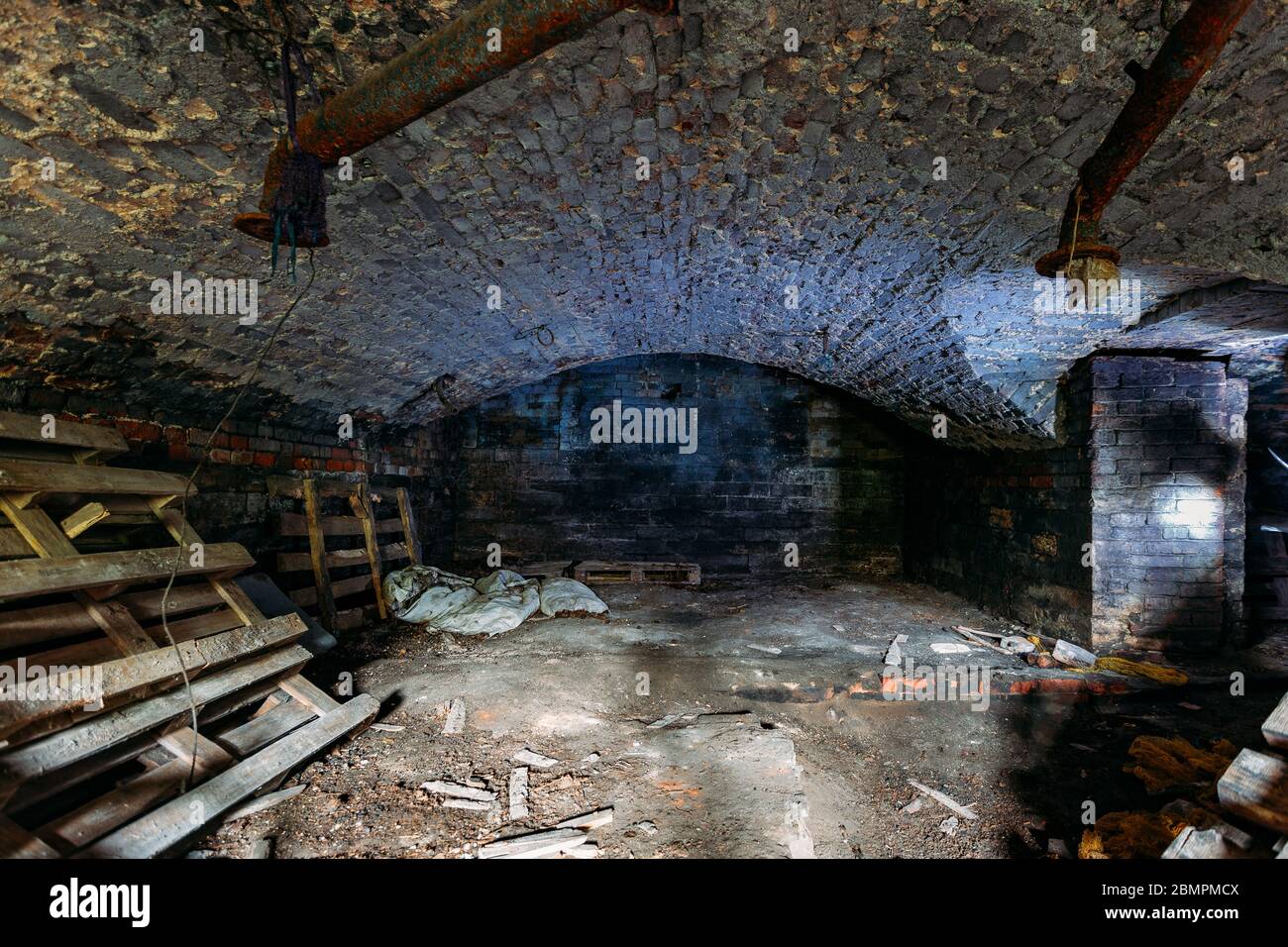 Ancienne cave voûtée souterraine sombre et vide Banque D'Images