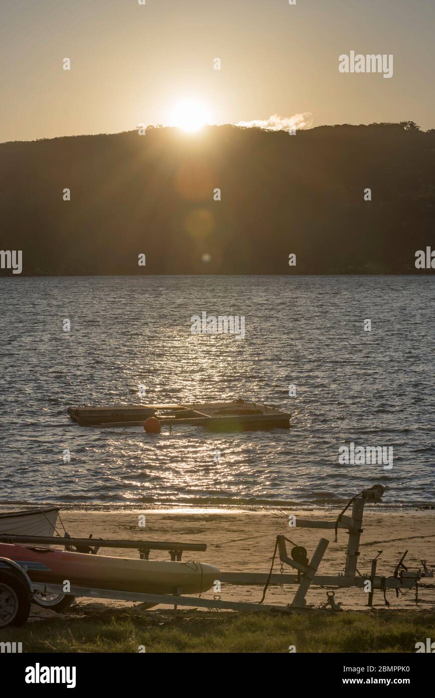 Vue sur le coucher du soleil à West Head depuis la plage du côté Pittwater de Palm Beach à Sydney, Nouvelle-Galles du Sud, Australie Banque D'Images