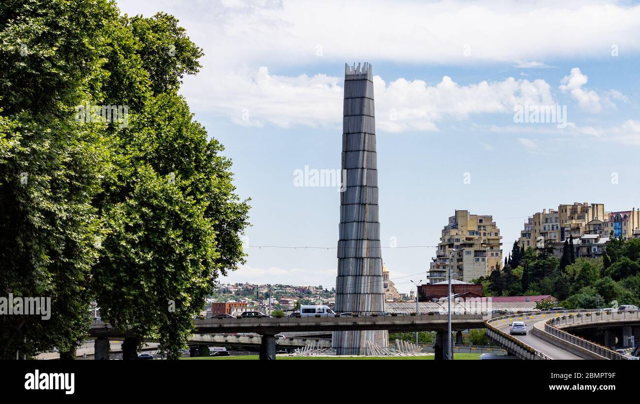 13 juillet 2019 - Tbilissi, Géorgie - la place des héros a été construite pour honorer la vie perdue dans les conflits militaires. Il se compose d'une grande tour inscrite avec n Banque D'Images