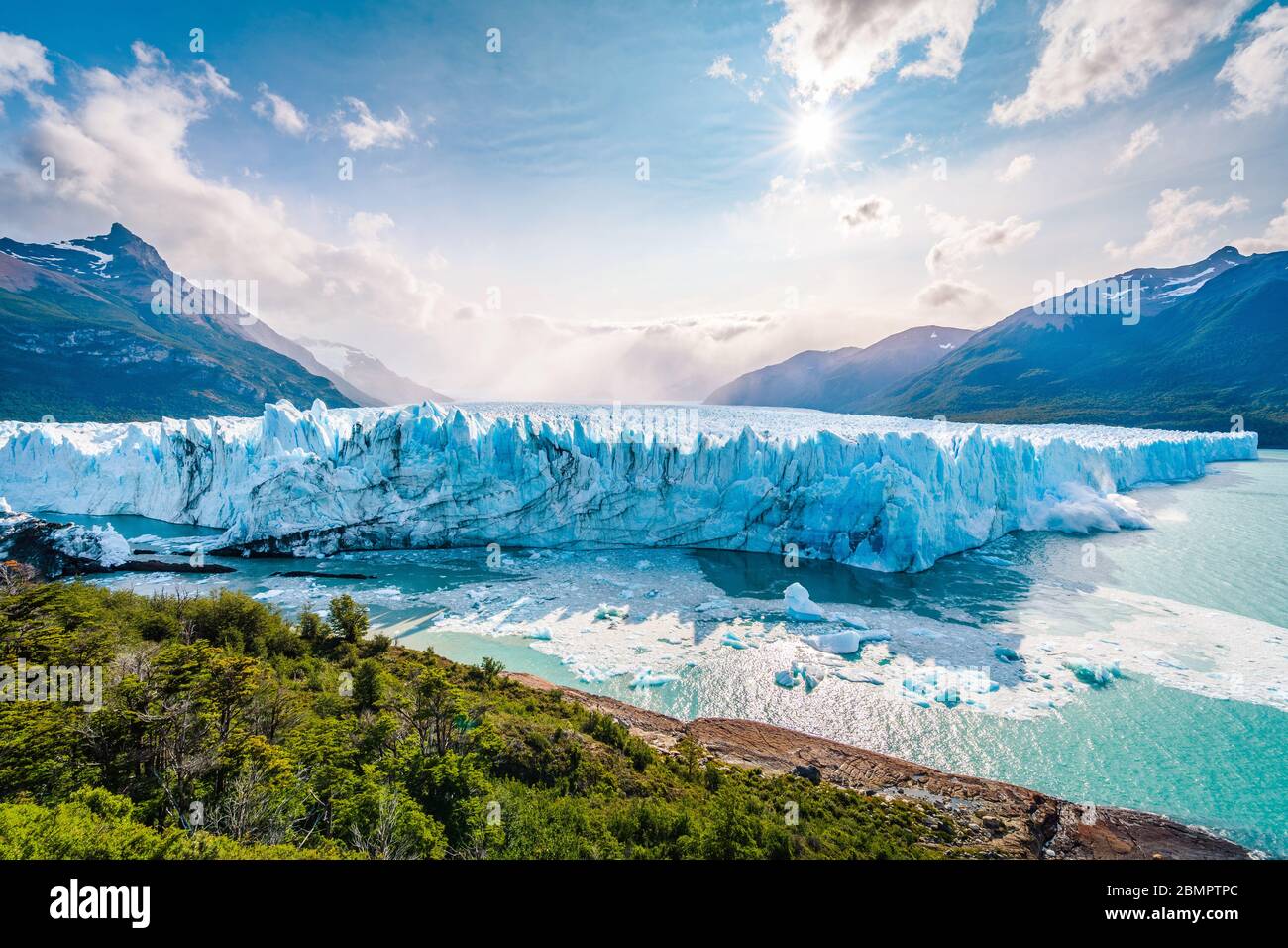 Glace s'écrasée dans l'eau au glacier Perito Moreno dans le parc national de Los Glaciares près d'El Calafate, Patagonia Argentine, Amérique du Sud. Banque D'Images