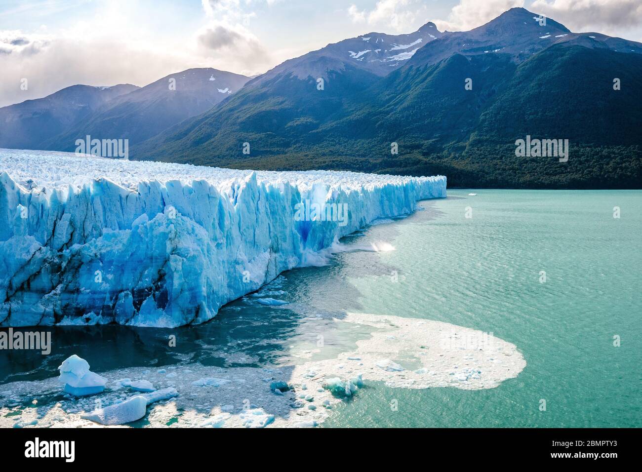 Glace s'écrasée dans l'eau au glacier Perito Moreno dans le parc national de Los Glaciares près d'El Calafate, Patagonia Argentine, Amérique du Sud. Banque D'Images