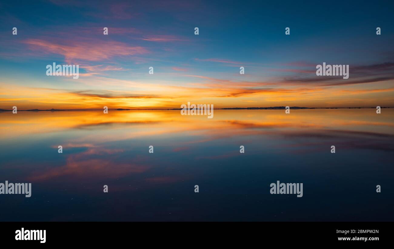 Lever de soleil sur les salines d'Uyuni en Bolivie, en Amérique du Sud. Banque D'Images