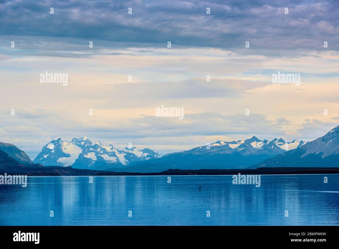 Baie de Last Hope, Fjordo Ultima Esperanza, derrière les montagnes enneigées, Puerto Natales, région de Magallanes y de la Antartica Chilena Banque D'Images