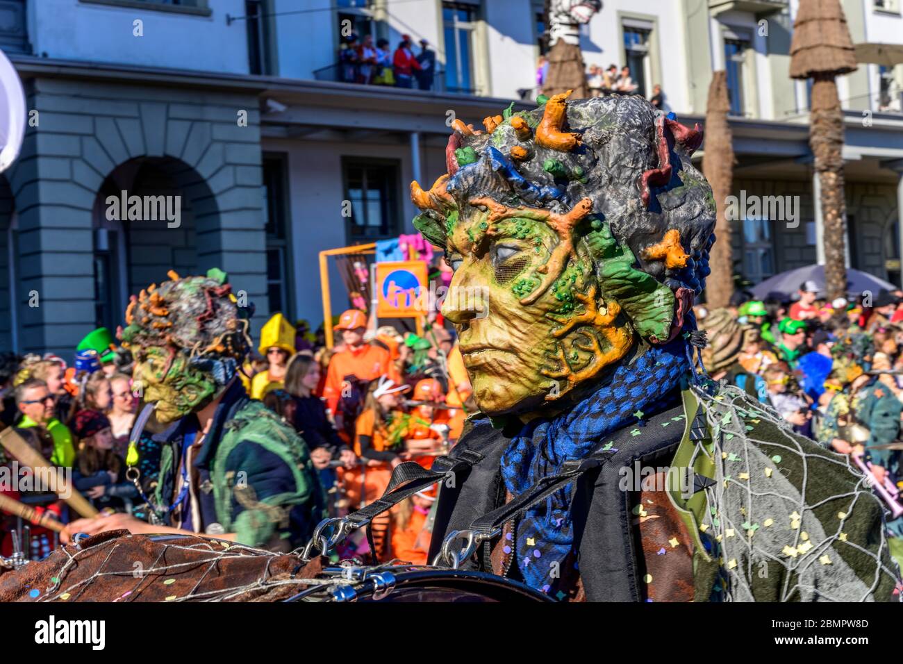 Personne masquée, Guggenmusiker, défilé de Carnaval de la Wey Guild sur Rosenmontag, Guedismatig, Carnaval de Lucerne 2020, Lucerne, Suisse Banque D'Images