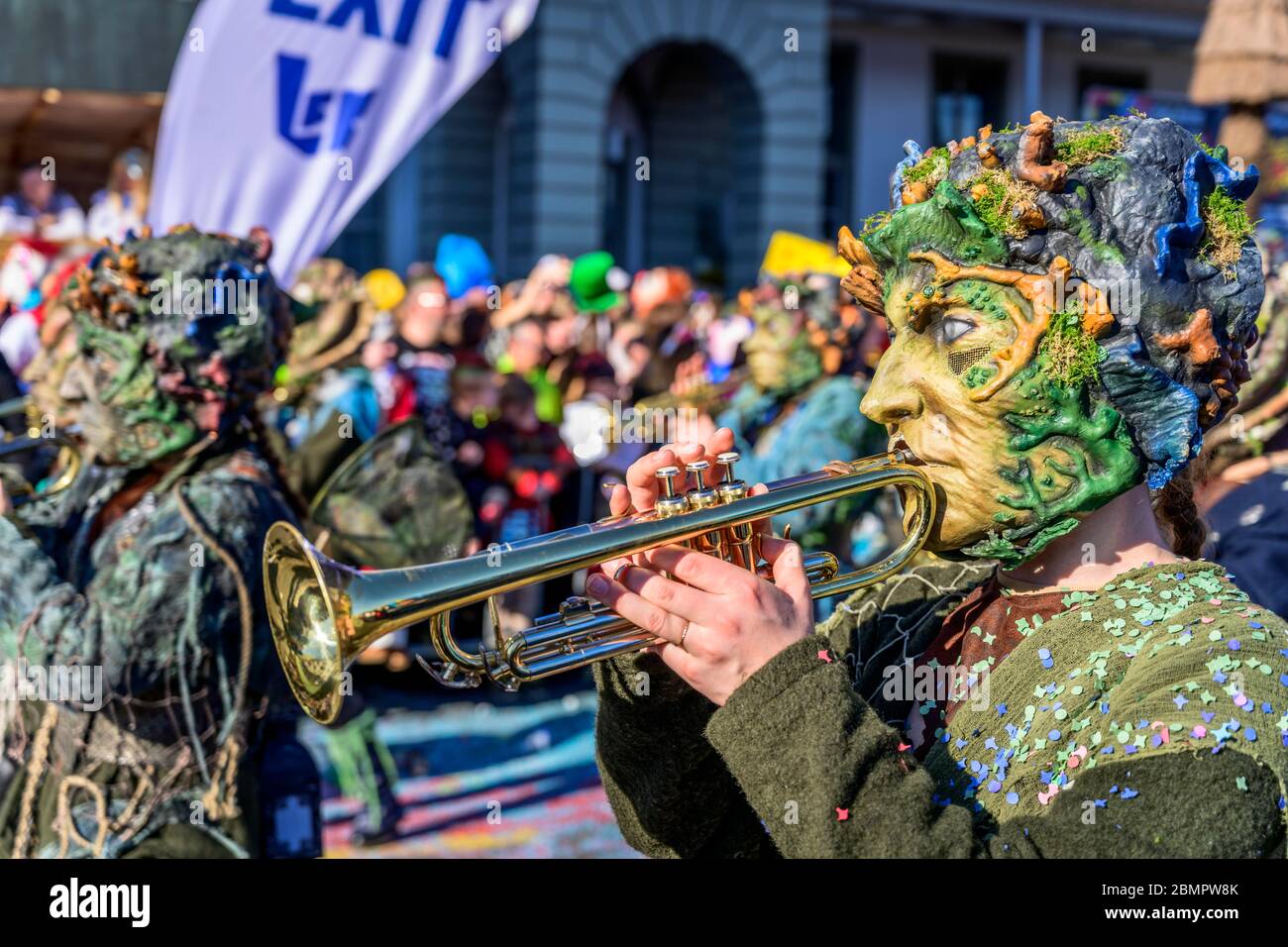 Personne masquée, Guggenmusiker, défilé de Carnaval de la Wey Guild sur Rosenmontag, Guedismatig, Carnaval de Lucerne 2020, Lucerne, Suisse Banque D'Images