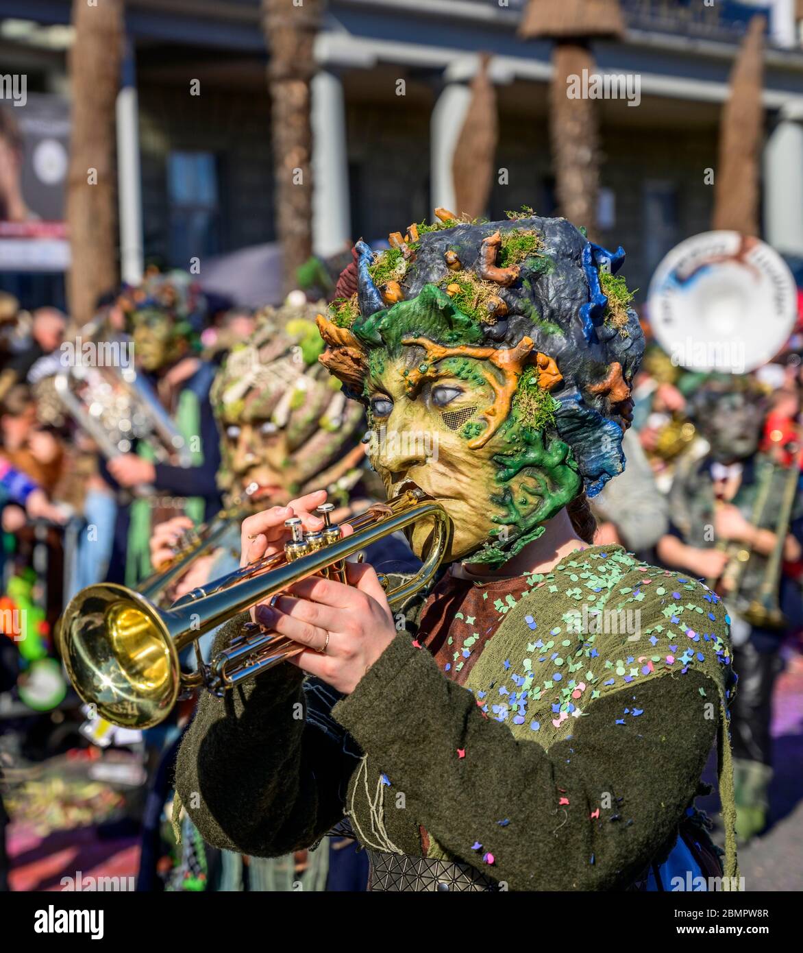 Personne masquée, Guggenmusiker, défilé de Carnaval de la Wey Guild sur Rosenmontag, Guedismatig, Carnaval de Lucerne 2020, Lucerne, Suisse Banque D'Images