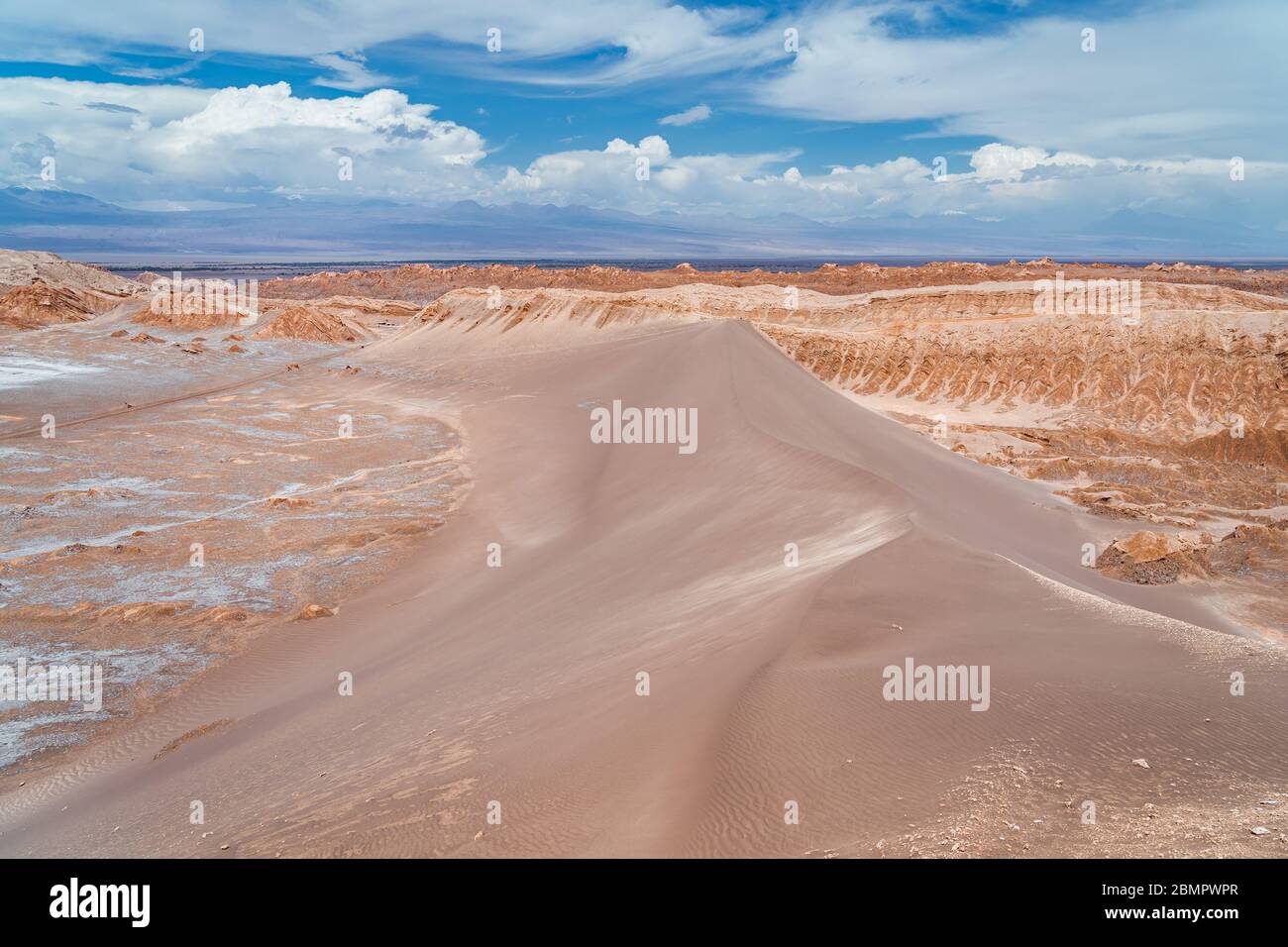 Dunes de sable à la Vallée de la Lune (en espagnol : Valle de la Luna) dans le désert d'Atacama, Chili, Amérique du Sud. Banque D'Images