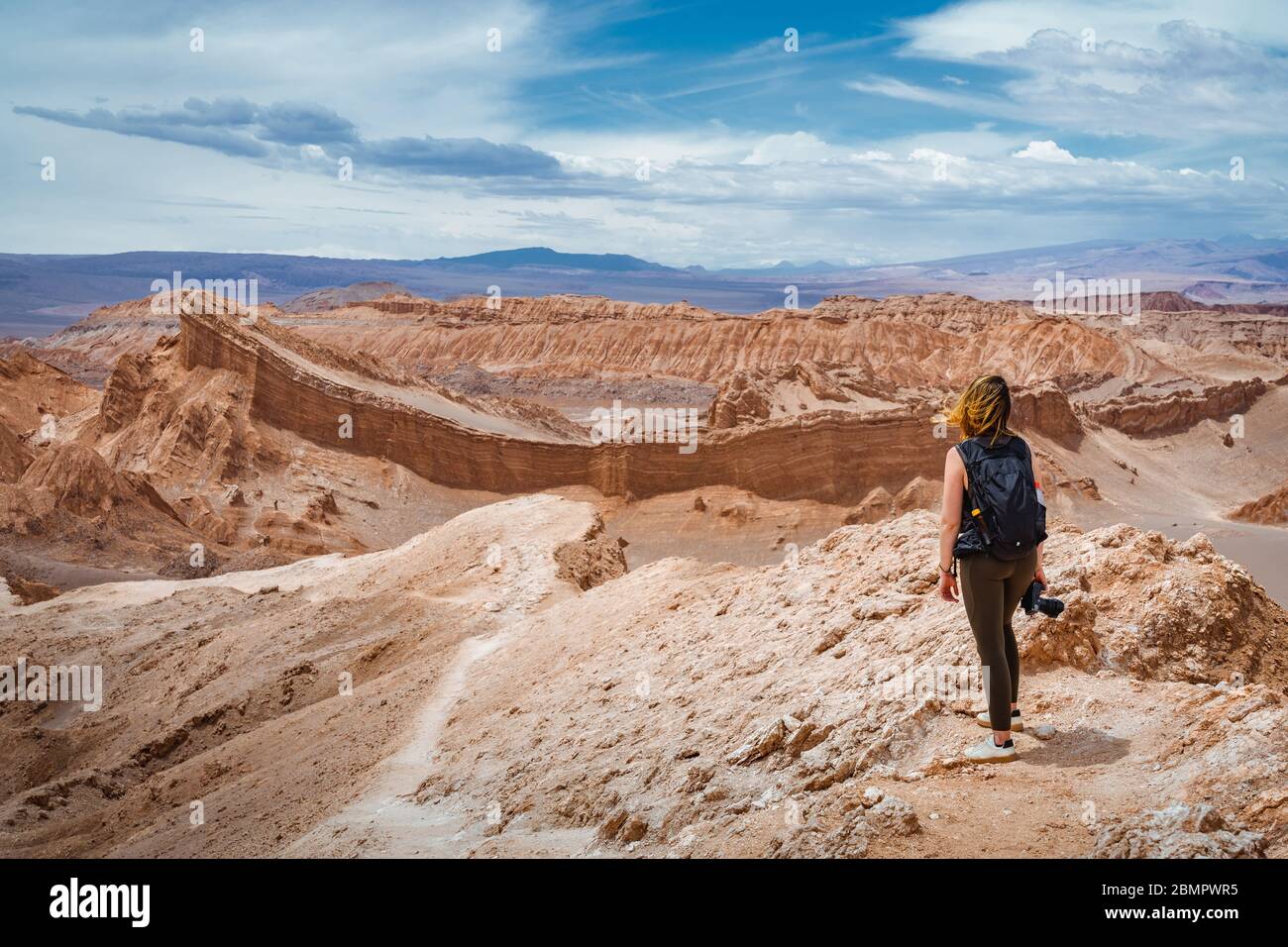 Femme voyageur explorant la Vallée de la Lune (en espagnol : Valle de la Luna) dans le désert d'Atacama, Chili, Amérique du Sud. Banque D'Images