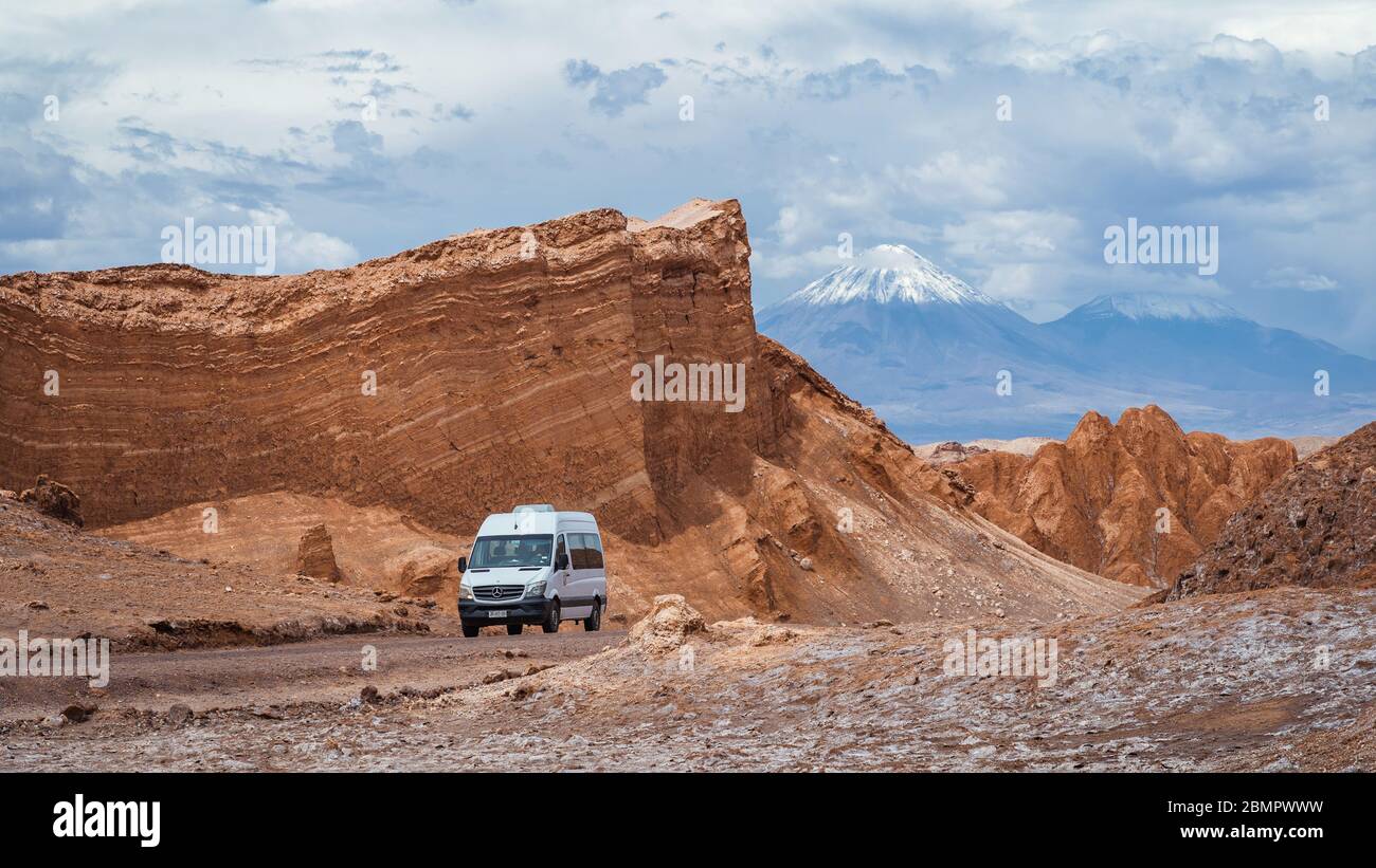 Minibus de visite à la célèbre vallée de la Lune (en espagnol : Valle de la Luna) dans le désert d'Atacama, Chili, Amérique du Sud. Banque D'Images