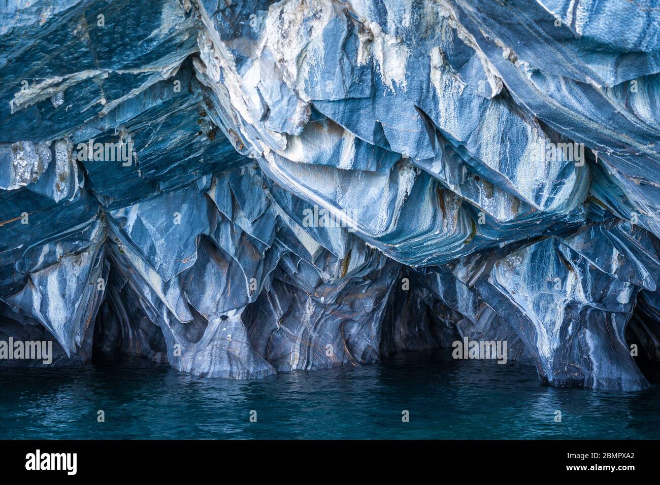 Les grottes de marbre (en espagnol : Cuevas de Marmol), une série de grottes naturellement sculptées dans le lac général Carrera au Chili, en Patagonie, en Amérique du Sud. Banque D'Images