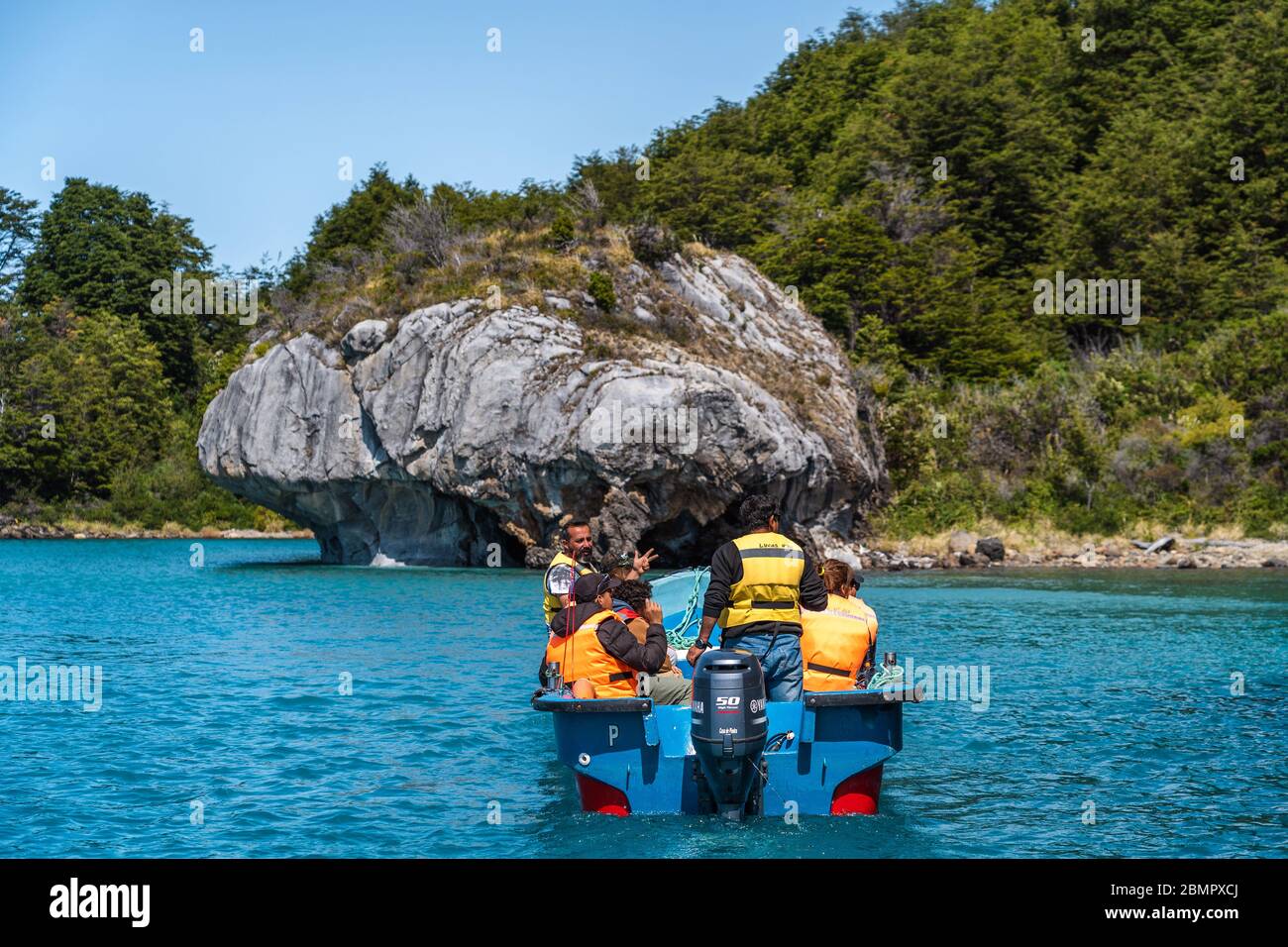 Touristes explorant les grottes de marbre (espagnol : Cuevas de Marmol), une série de grottes sculptées naturellement et de formations rocheuses en Patagonie, au Chili. Banque D'Images