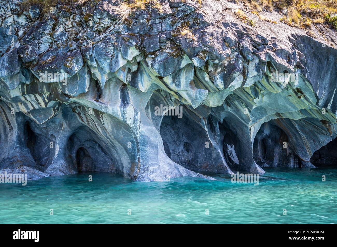 Les grottes de marbre (en espagnol : Cuevas de Marmol), une série de grottes naturellement sculptées dans le lac général Carrera au Chili, en Patagonie, en Amérique du Sud. Banque D'Images
