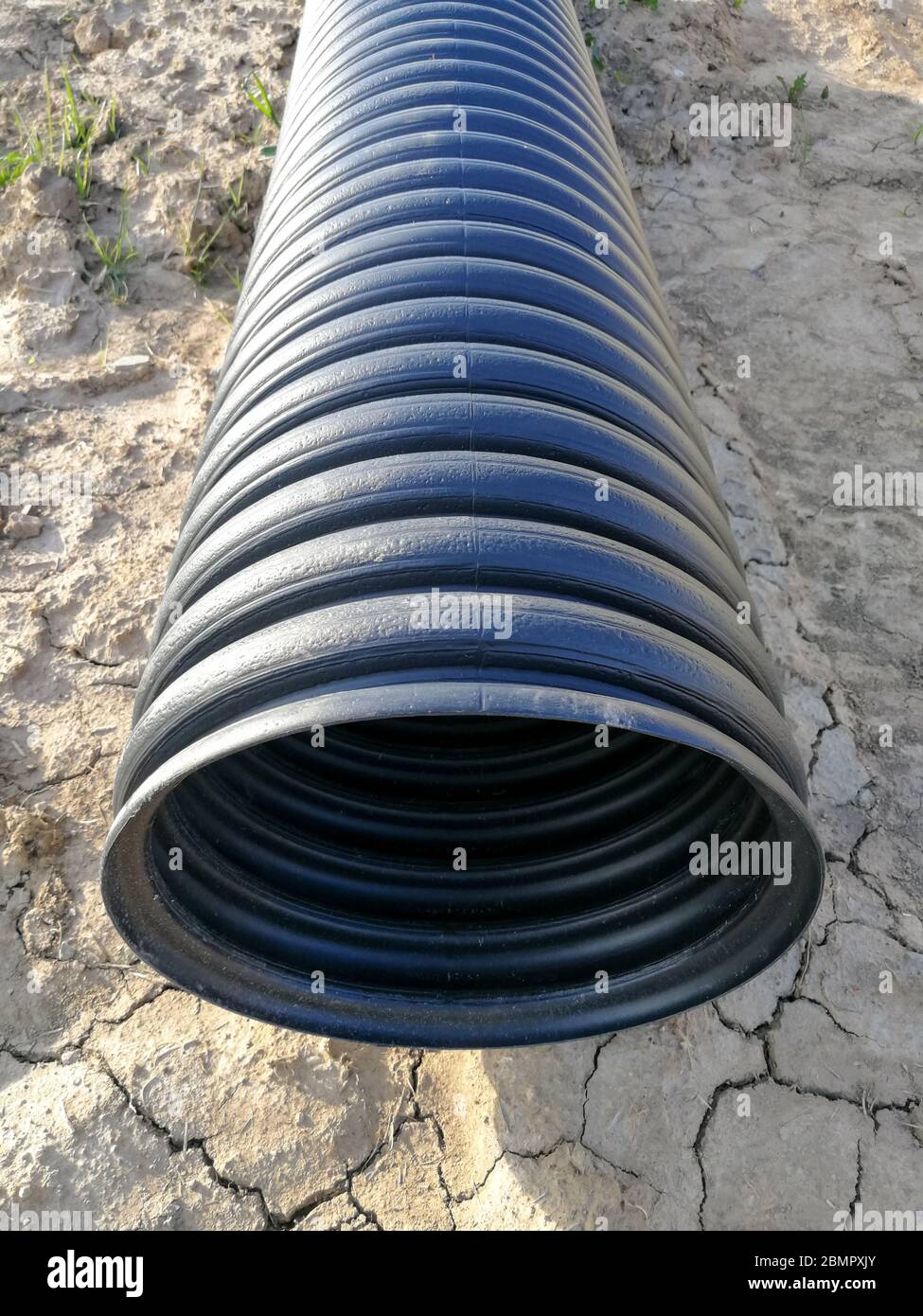 Tuyau annelé de drainage en plastique PVC noir perforé pour la canalisation  d'eau Photo Stock - Alamy
