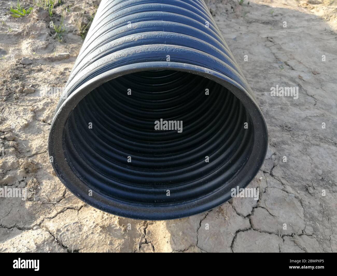 Tuyau annelé de drainage en plastique PVC noir perforé pour la canalisation  d'eau Photo Stock - Alamy