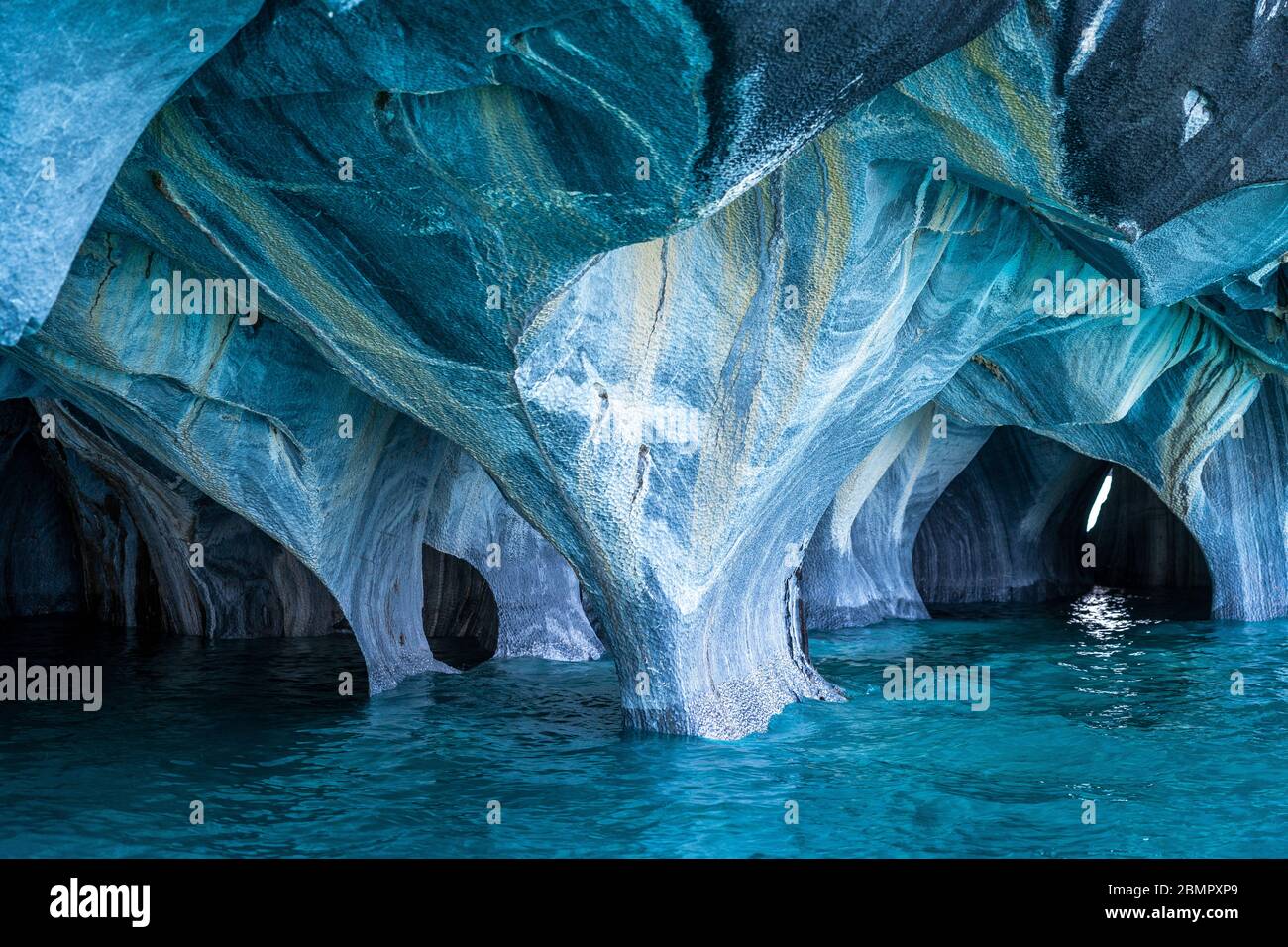 Les grottes de marbre (en espagnol : Cuevas de Marmol), une série de grottes naturellement sculptées dans le lac général Carrera au Chili, en Patagonie, en Amérique du Sud. Banque D'Images