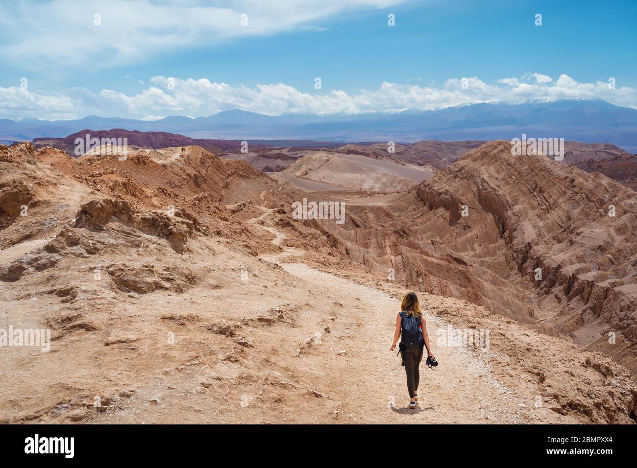 Randonnée touristique féminine dans la vallée de la Lune (en espagnol : Valle de la Luna) dans le désert d'Atacama, nord du Chili, Amérique du Sud. Banque D'Images