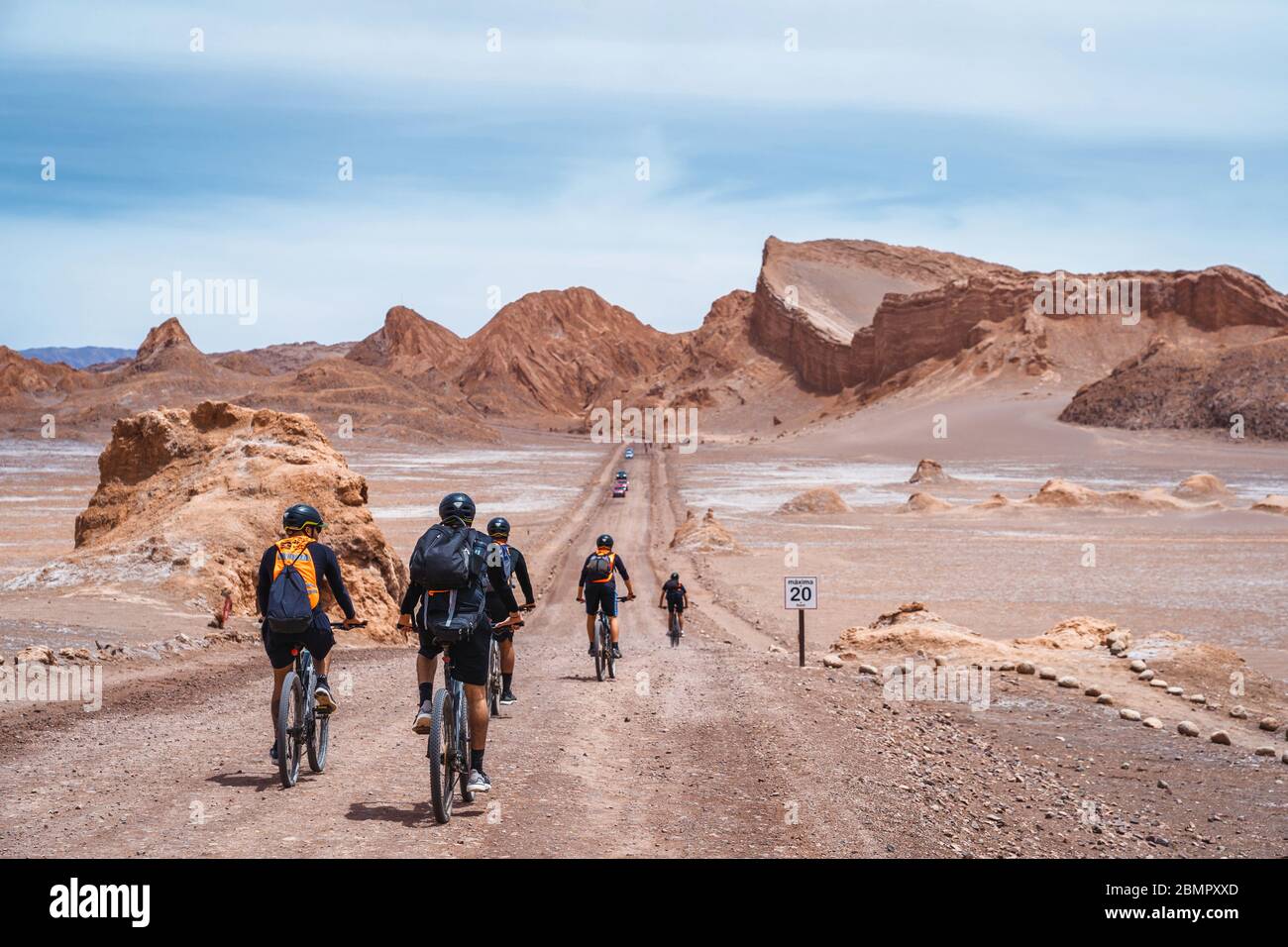 Groupe de cyclistes explorant la vallée de la Lune (en espagnol : Valle de la Luna) dans le désert d'Atacama, nord du Chili, Amérique du Sud. Banque D'Images