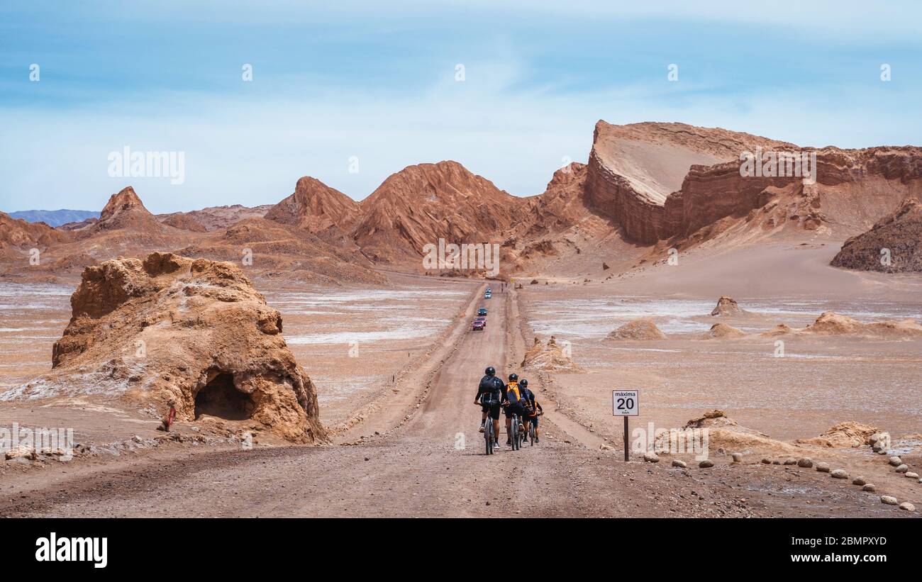 Groupe de cyclistes à la vallée de la Lune (en espagnol : Valle de la Luna) dans le désert d'Atacama, nord du Chili, Amérique du Sud. Banque D'Images