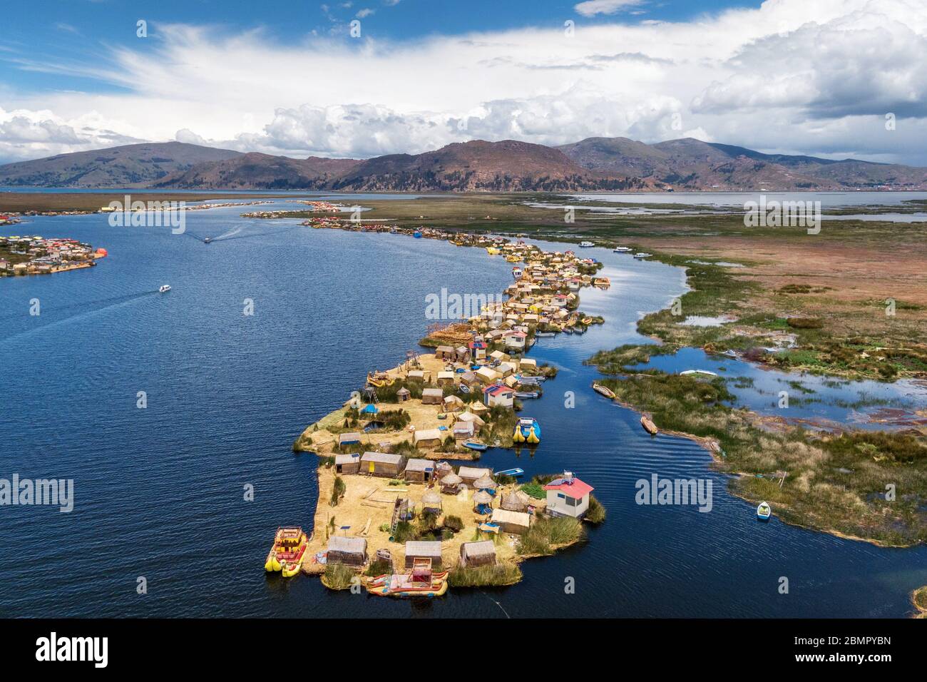 Vue aérienne des îles flottantes d'Uros sur le lac Titicaca, le plus haut lac navigable du monde, au Pérou, en Amérique du Sud. Banque D'Images