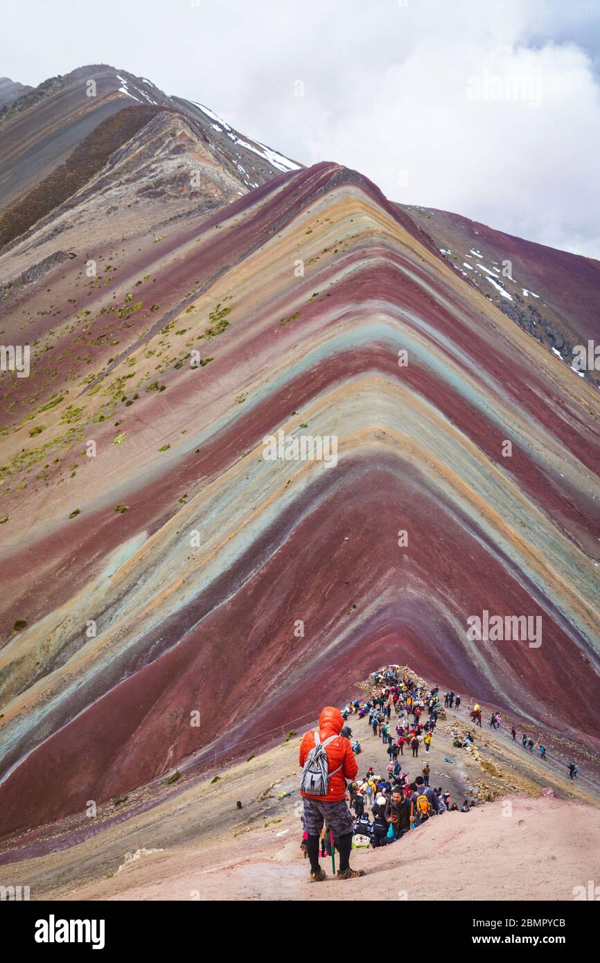 Touristes au site naturel Vinicunca Rainbow Mountain dans la Cordillère de Vilcanota, région de Cusco, Pérou. Banque D'Images