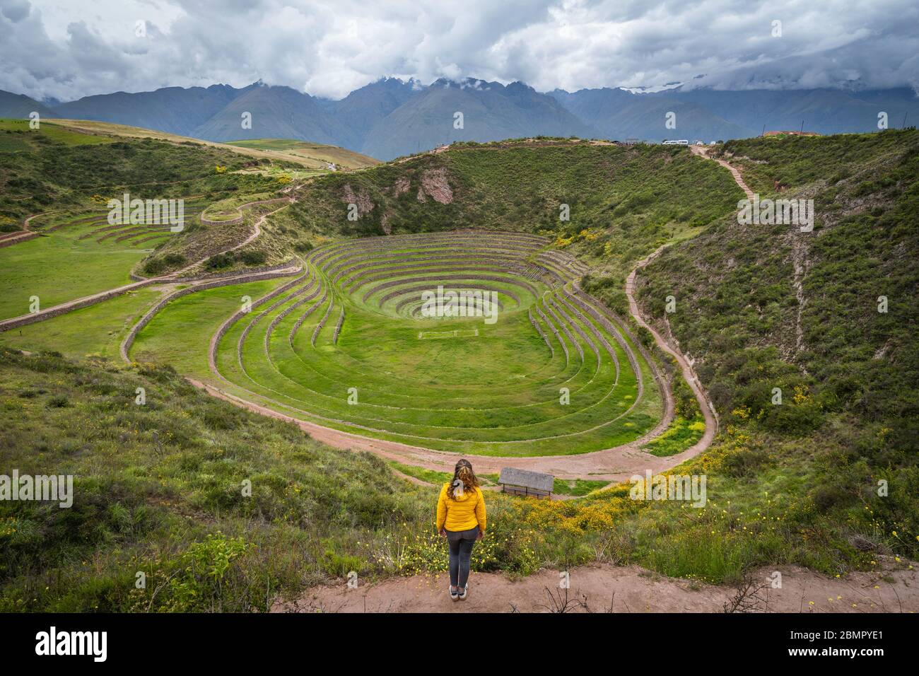 Femme voyageur explorant les terrasses Inca de Moray, un site archéologique dans la vallée sacrée, région de Cusco, Pérou, Amérique du Sud. Banque D'Images