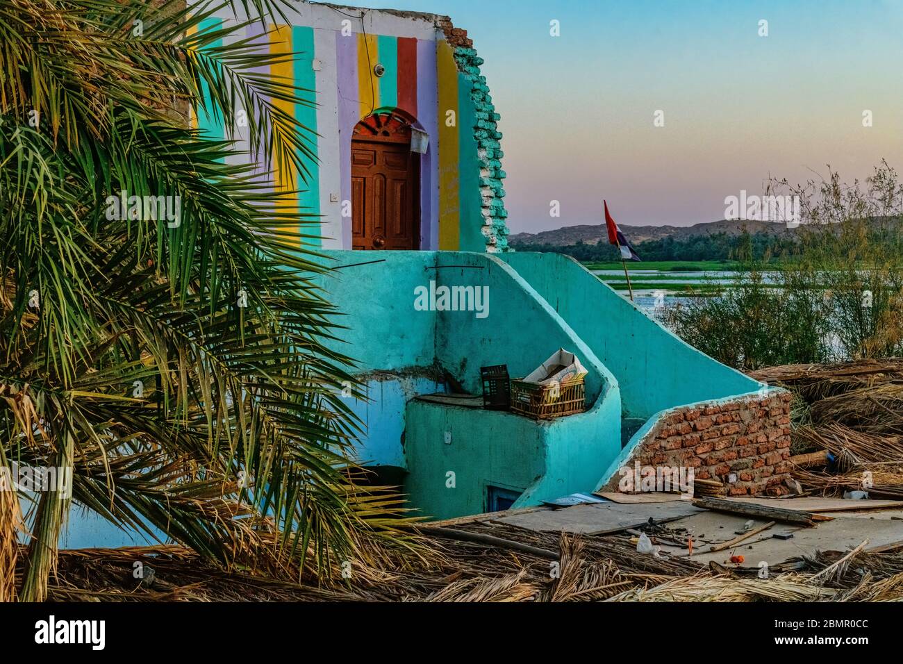 Maison aux couleurs vives dans un village rural sur les rives du Nil au nord d'Assouan Banque D'Images