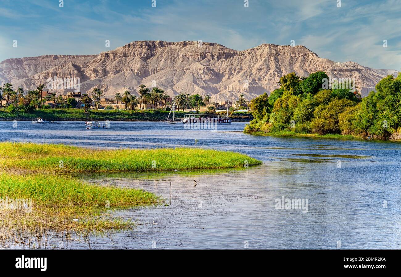 Croisière sur le Nil sur une Dahabiya rappelant une époque passée de tourisme égyptien lorsque l'élite a utilisé des navires similaires pour explorer la vallée du Nil Banque D'Images