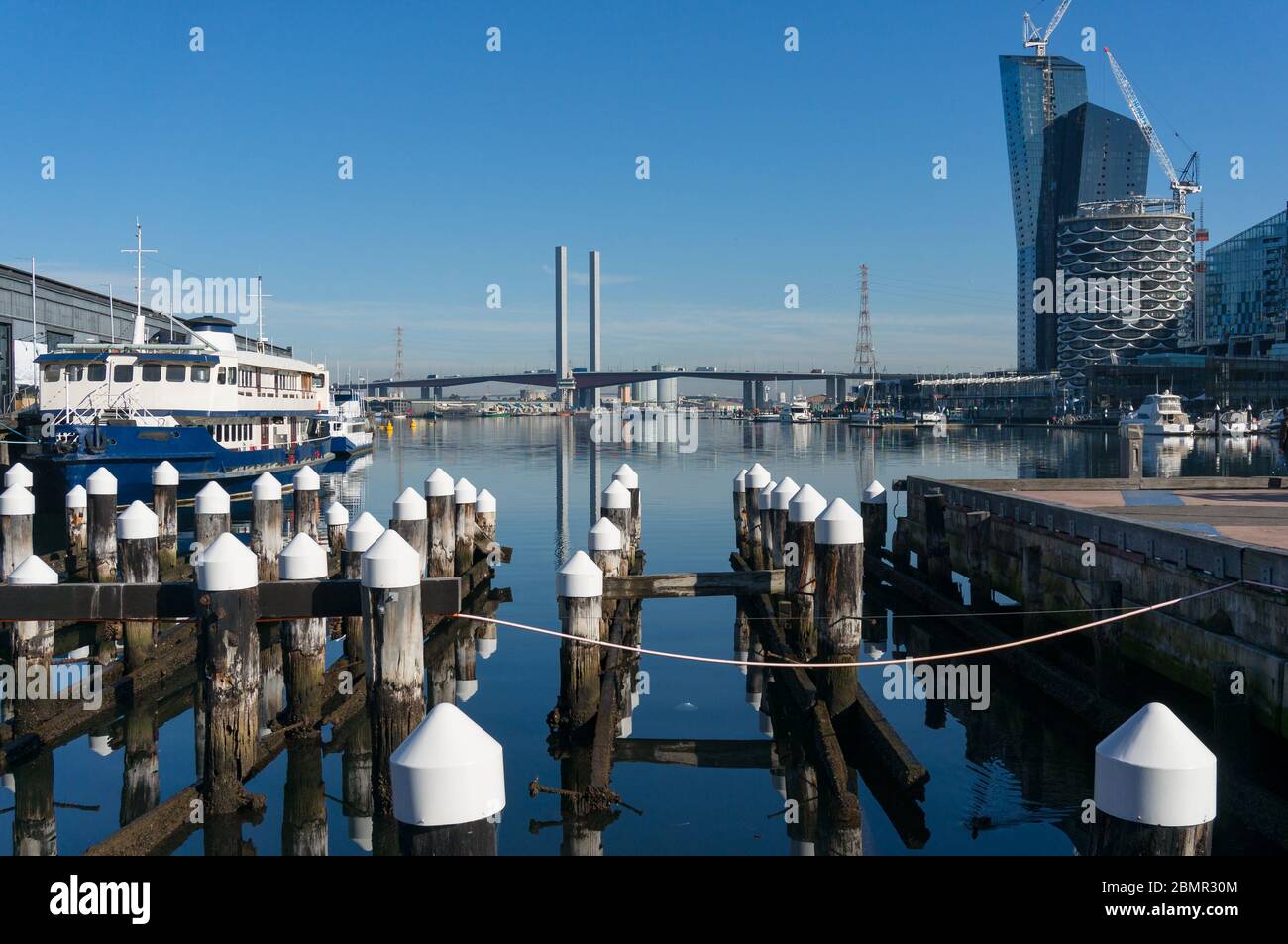 Paysage urbain avec des bâtiments modernes et baie avec yachts. Banlieue des Docklands de Melbourne, Australie Banque D'Images