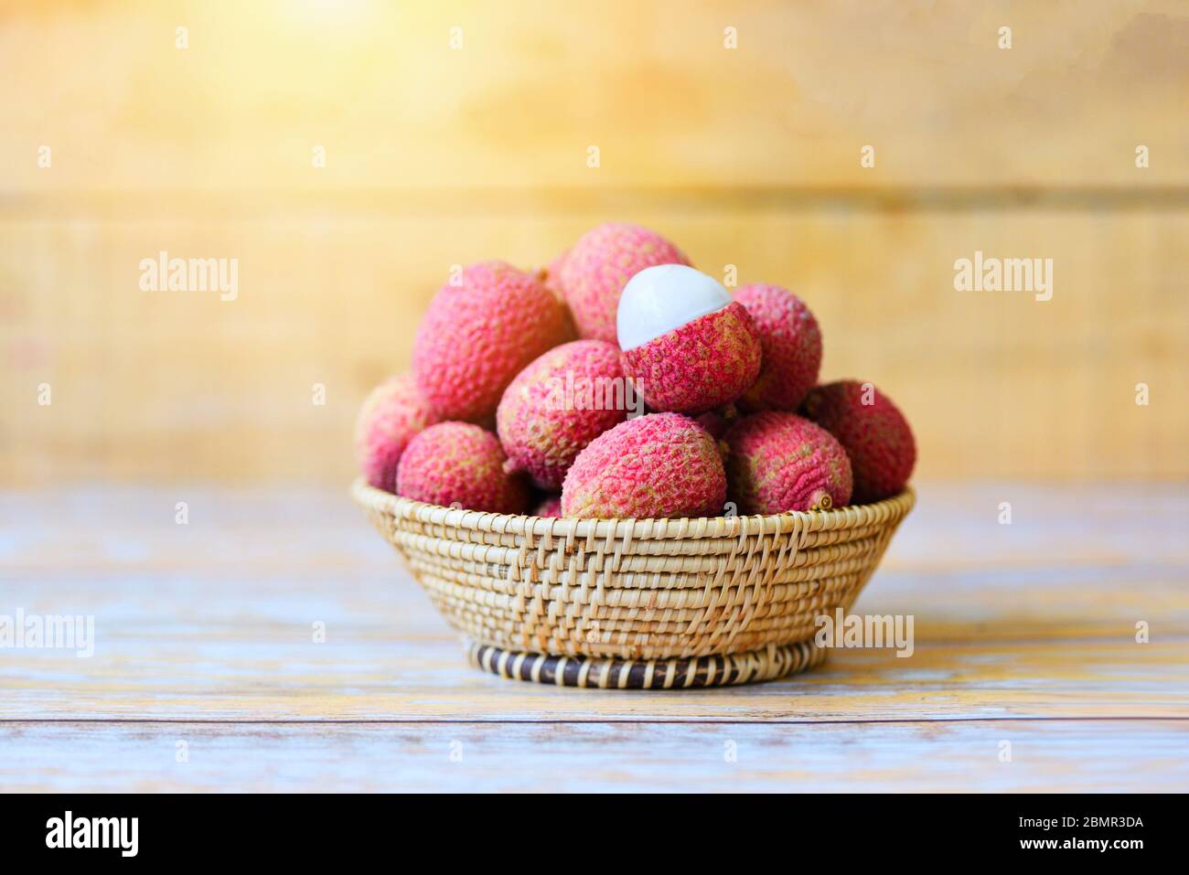 Tranche de lychee pelée sur fond de bois / récolte de lychee fraîche dans le panier de fruits tropicaux d'arbre été en Thaïlande Banque D'Images