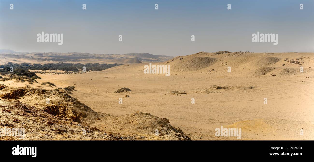 Paysage désertique dans la région de Dahshur près des Pyramides Bent et Black en Égypte Banque D'Images