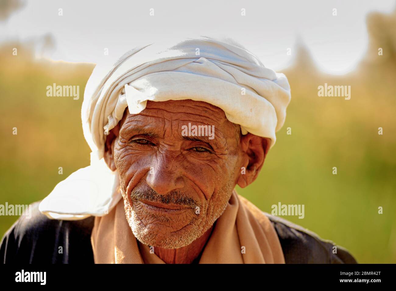 La dure vie de l'exposition continue en extérieur se reflète dans le visage de ce berger égyptien Banque D'Images