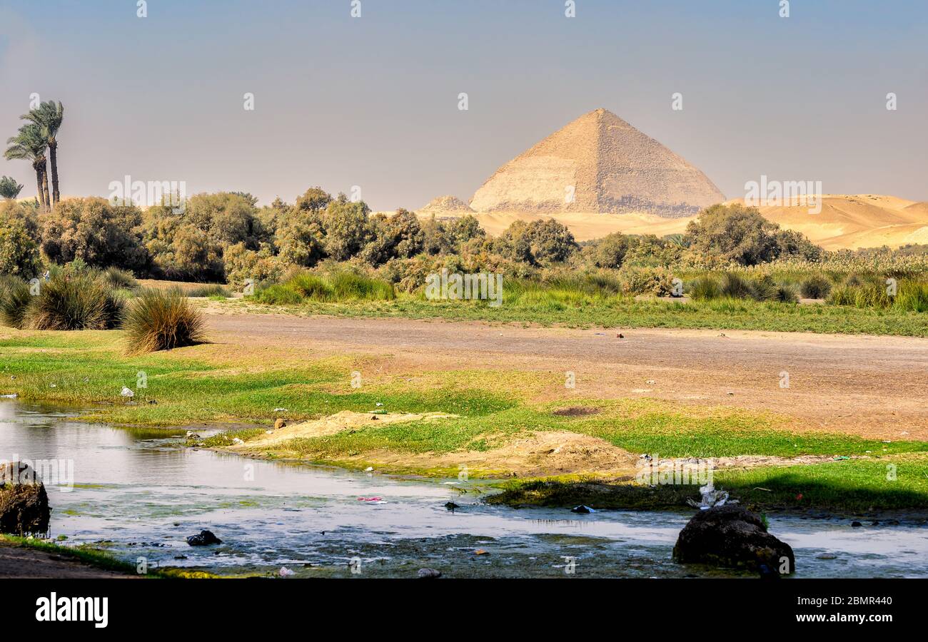 Vue sur la pyramide Bent depuis le lac King Farouk Banque D'Images