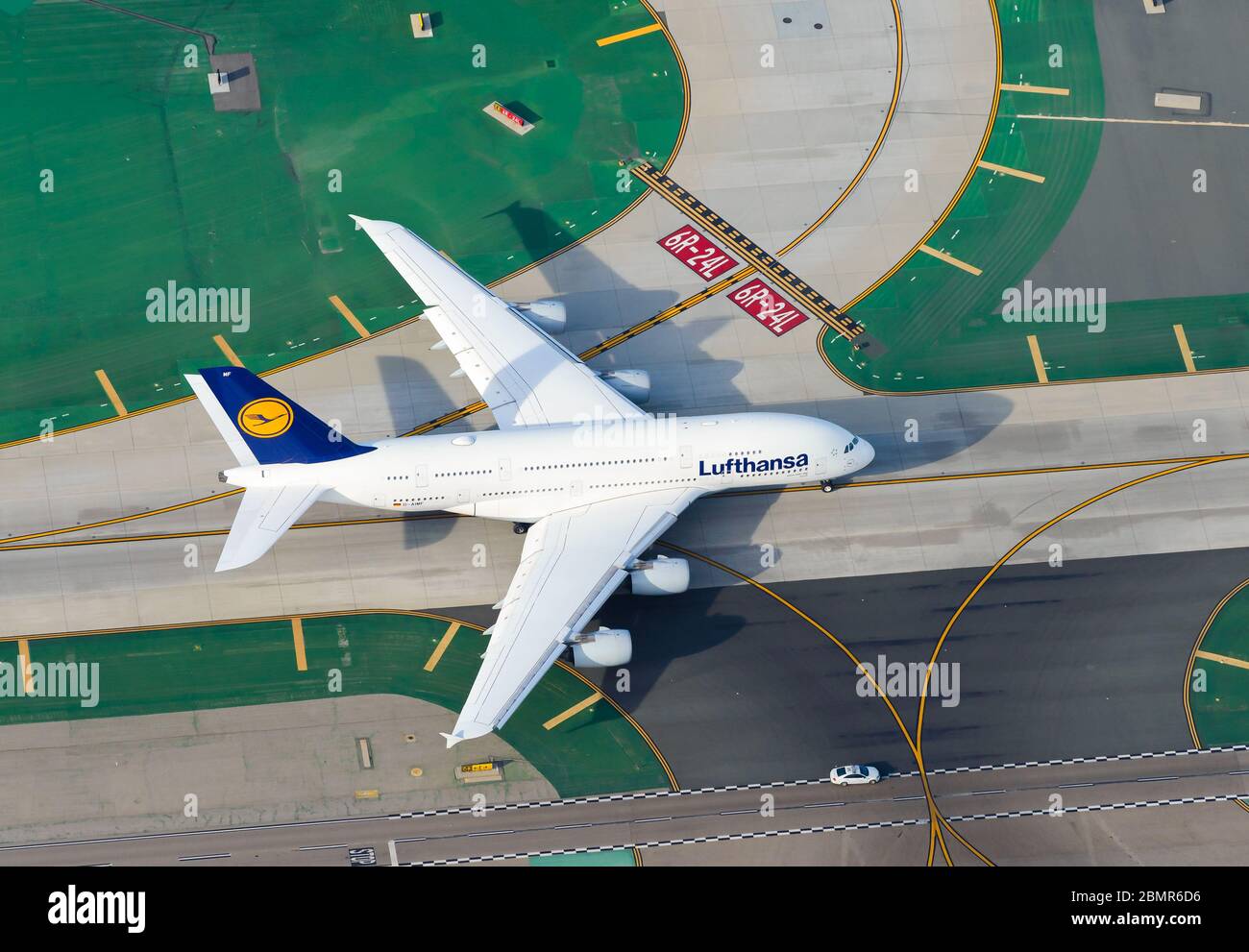 Vue d'en haut de Deutsche Lufthansa Airlines Airbus A 380 D-AIMF en taxi à un aéroport. Avion long-courriers à quatre moteurs et avion à deux étages. Banque D'Images