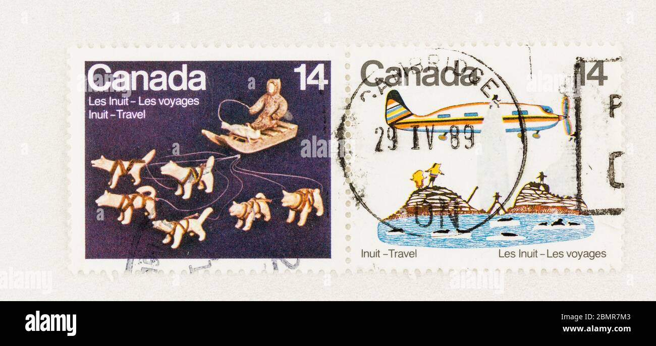 SEATTLE WASHINGTON - 10 mai 2020 : deux timbres de 14 cents mettant en vedette l'art inuit sur l'affranchissement canadien de 1978. Scott # 772 et 771 Banque D'Images