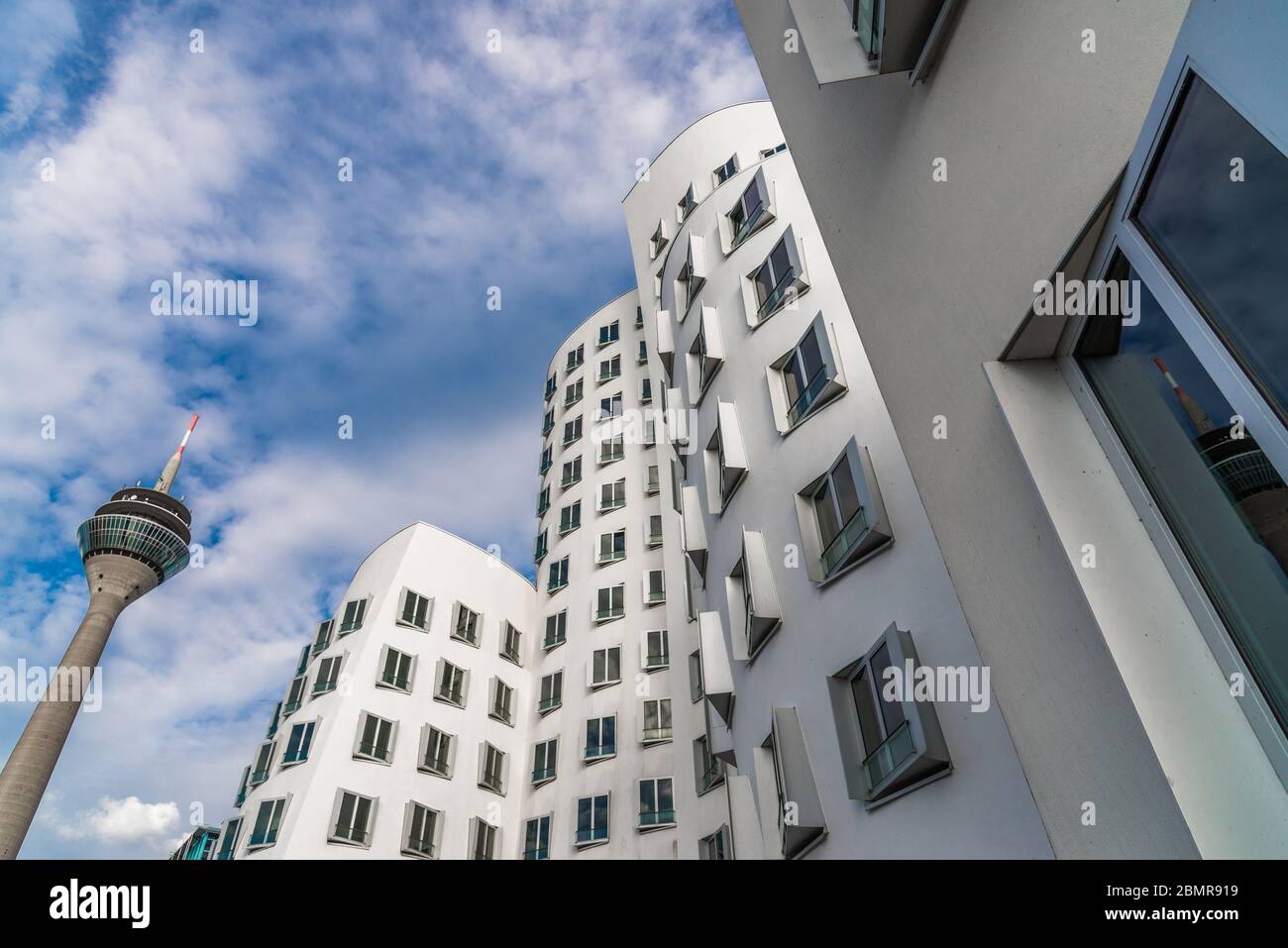 Düsseldorf, Allemagne - 11 août 2019 : vue sur les bâtiments Gehry Neuer Zollhof Banque D'Images