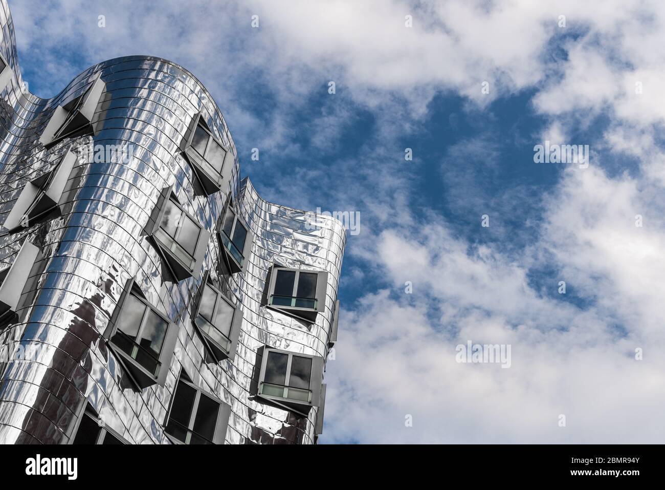 Düsseldorf, Allemagne - 11 août 2019 : vue sur les bâtiments Gehry Neuer Zollhof Banque D'Images