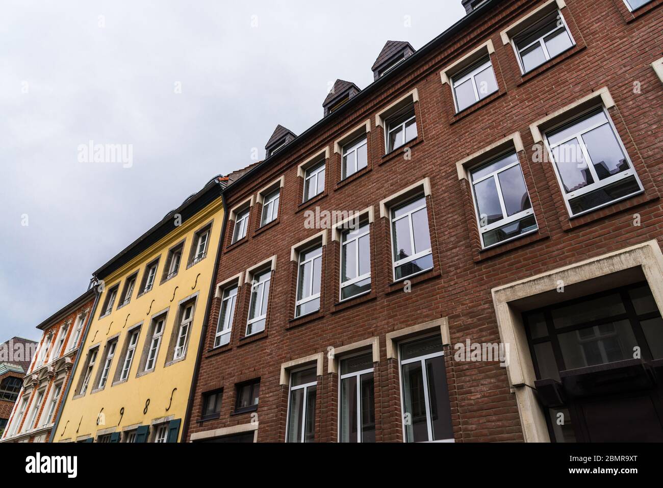 Maisons traditionnelles colorées à l'architecture allemande par temps nuageux. Banque D'Images
