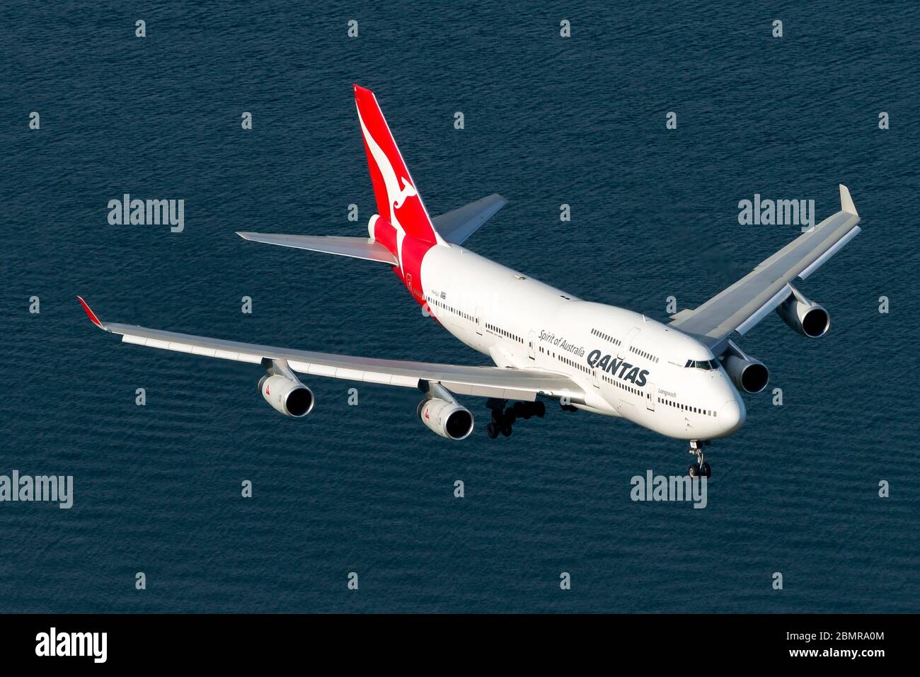 Boeing 747 de Qantas Airways sur l'approche finale de l'aéroport international de Sydney au-dessus des eaux de la baie de Botany. Vue aérienne retirée des avions Jumbo 747-400 VH-OJS. Banque D'Images