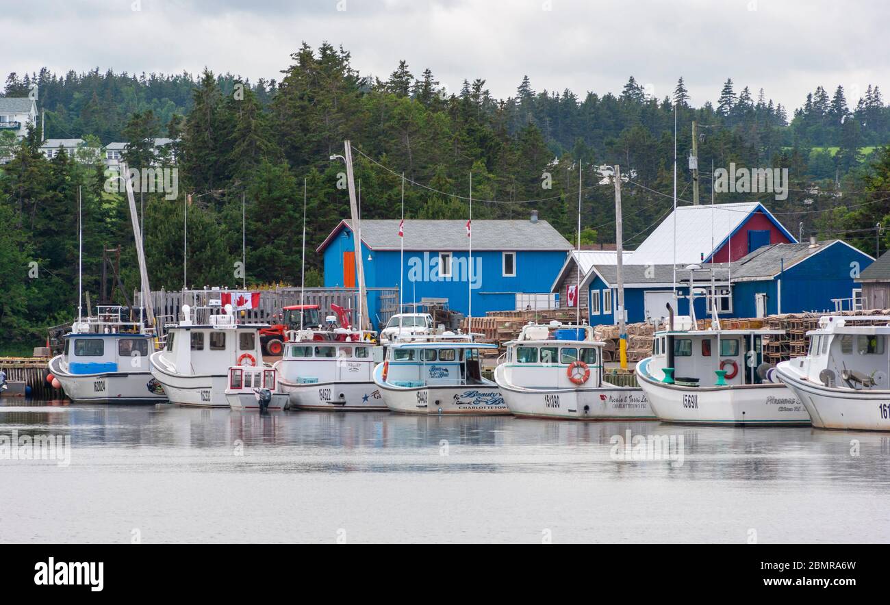 North Rustico Harbour – un village de pêcheurs pittoresque de l’Île-du-Prince-Édouard, au Canada. Bateaux amarrés au quai. Cabanes de pêcheurs bordant le rivage. Banque D'Images