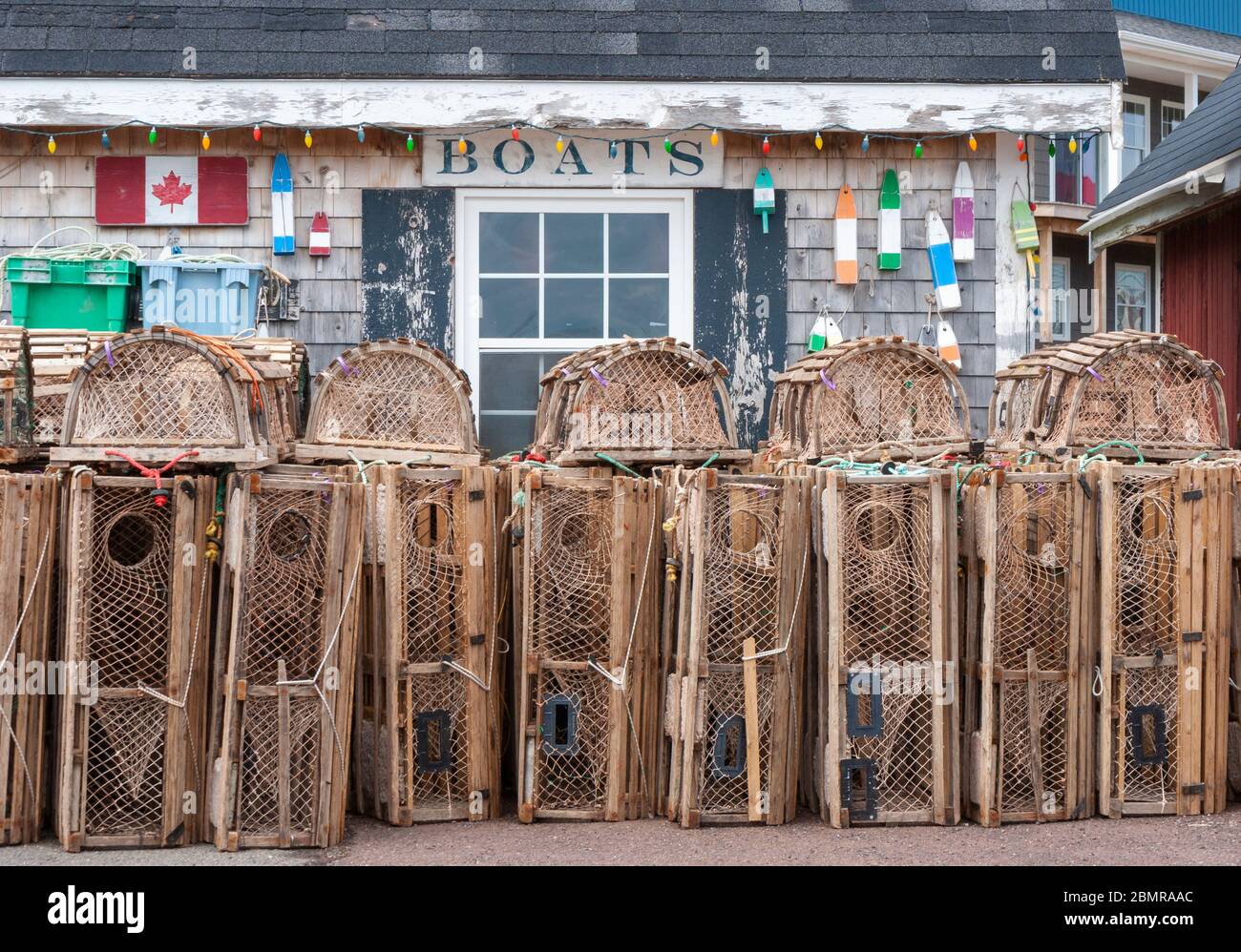 Casiers à homard empilés devant un cabane de pêcheur pittoresque, près des quais. Port de North Rustico, Île-du-Prince-Édouard, Canada Banque D'Images