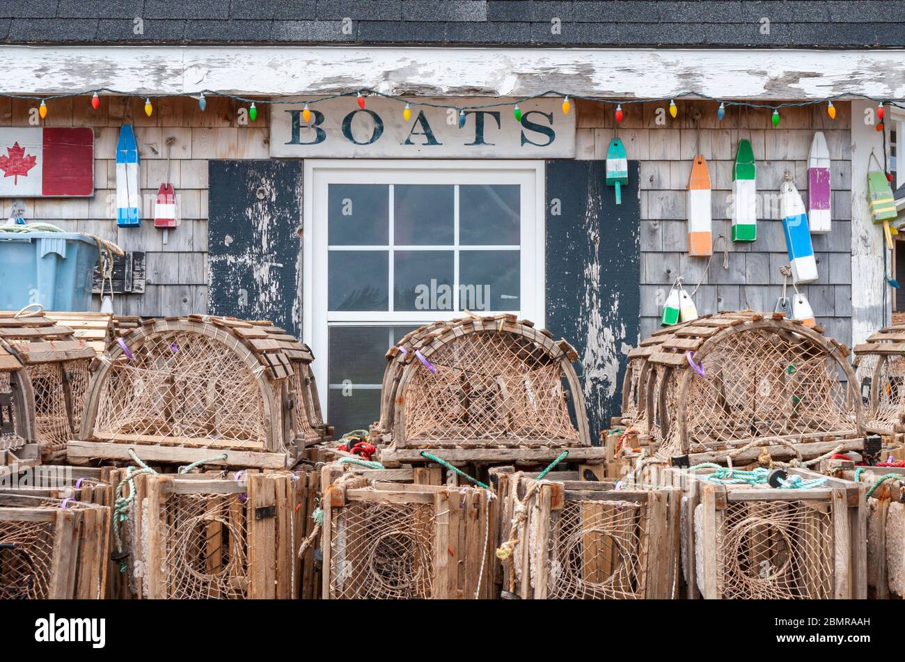 Casiers à homard empilés devant un cabane de pêcheur pittoresque, près des quais. Port de North Rustico, Île-du-Prince-Édouard, Canada Banque D'Images