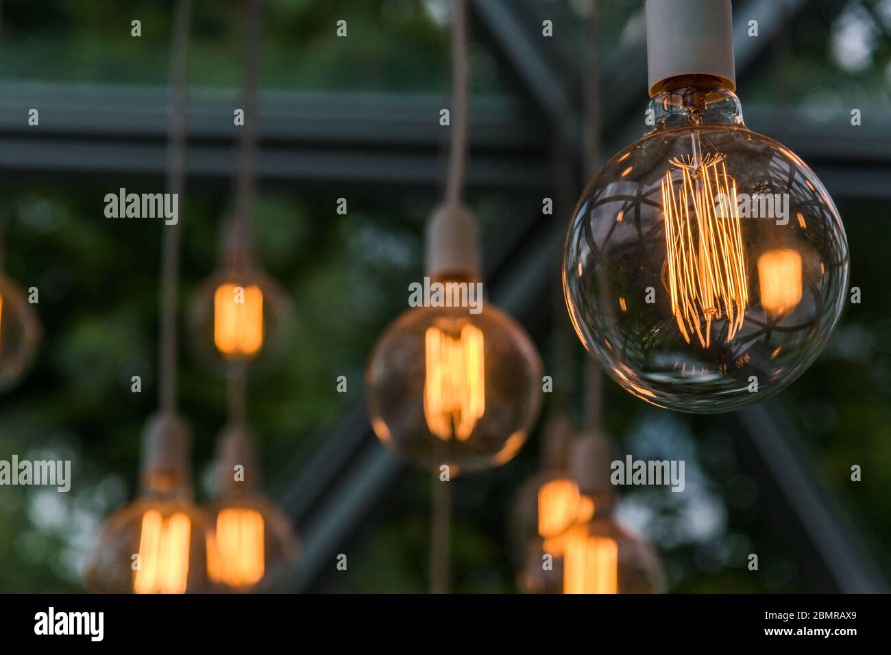 Antique Vintage ampoules suspendues. Holidays and Business bonne idée concept. Banque D'Images