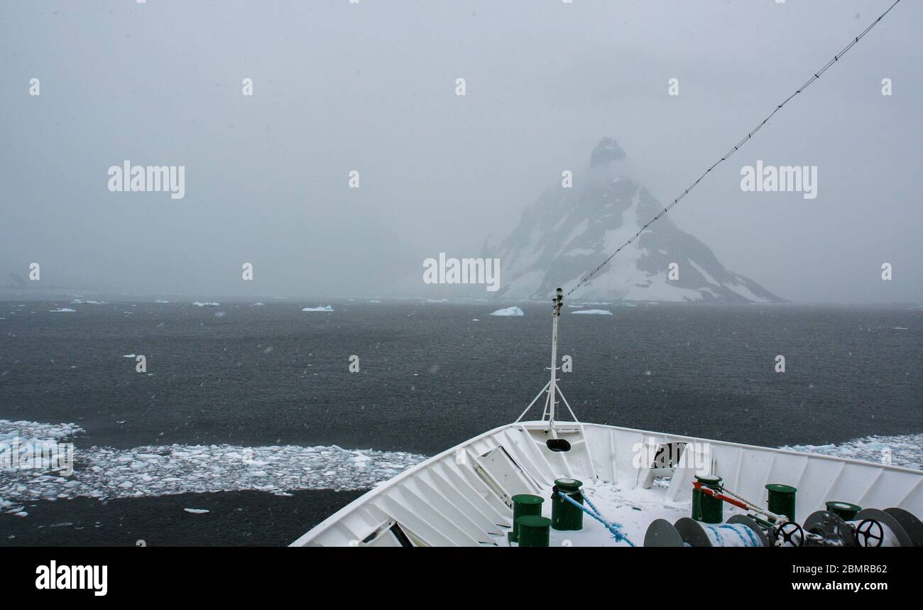Paysage glaciaire et glacial sauvage de la péninsule antarctique à Le célèbre canal Lemaire Banque D'Images