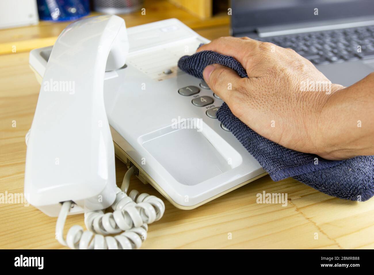 Concept prévention nettoyage fréquemment, concentrez-vous sur les zones à fort trafic qui permettent aux agents pathogènes de se propager autour de l'équipement téléphonique tel que asPhone bu Banque D'Images