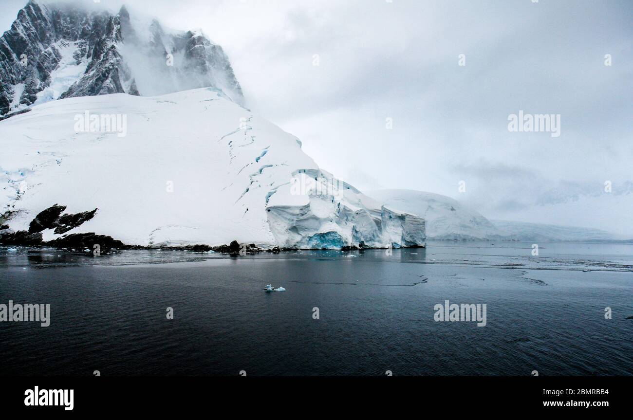 Paysage glaciaire et glacial sauvage de la péninsule antarctique à Le célèbre canal Lemaire Banque D'Images