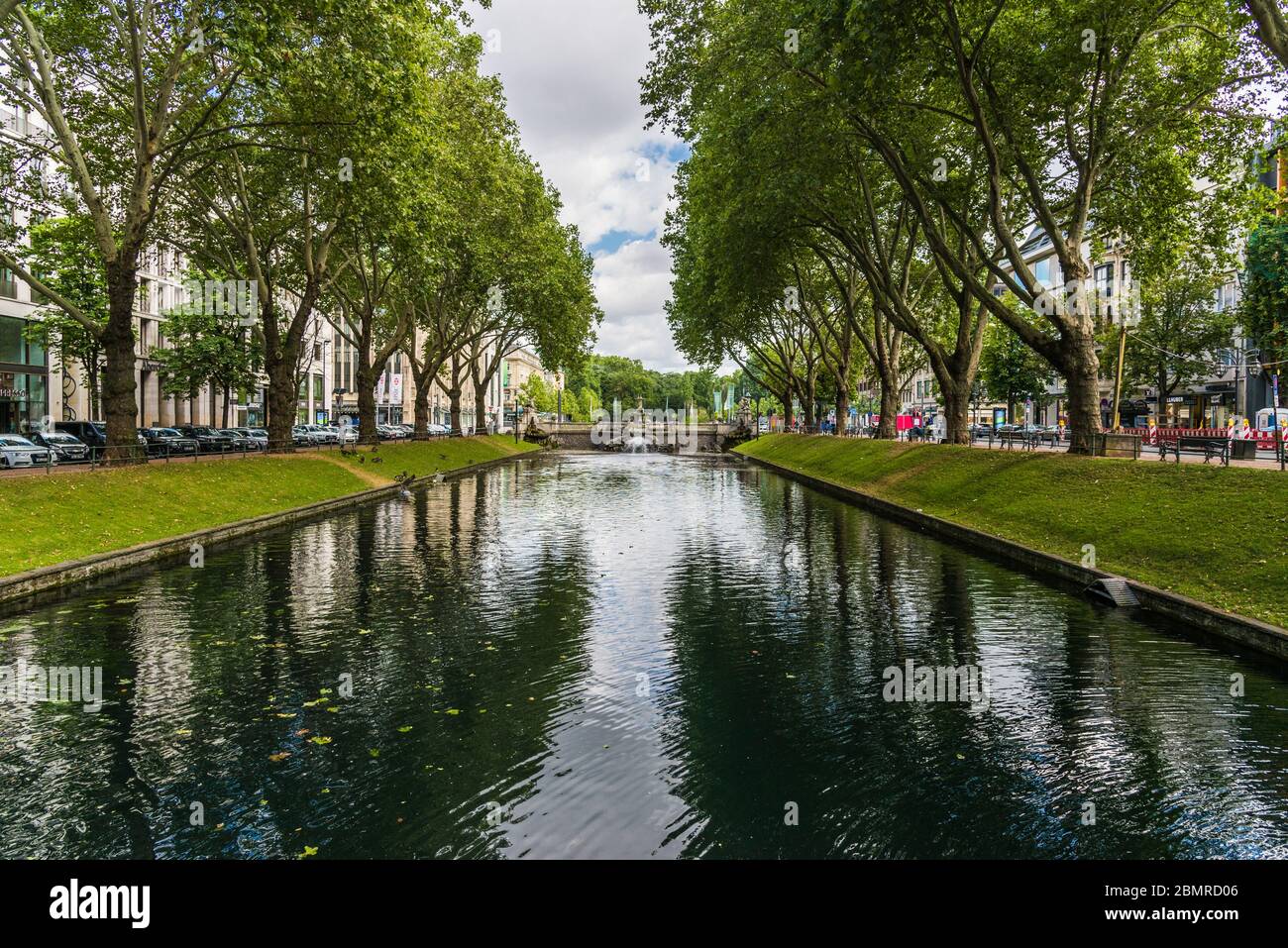 Düsseldorf, Allemagne - 11 août 2019 : boulevard et canal Konigsallee Banque D'Images